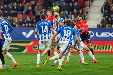 Fotos del choque de la Jornada 17 con triunfo rojillo en El Sadar gracias a los goles de Budimir, por partida doble, y Raúl García de Haro