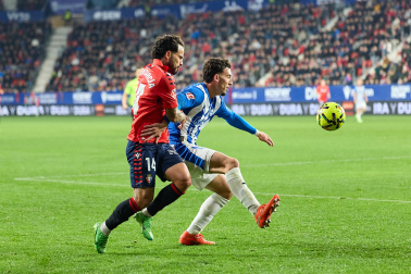 Fotos del choque de la Jornada 17 con triunfo rojillo en El Sadar gracias a los goles de Budimir, por partida doble, y Raúl García de Haro