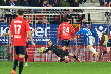 Fotos del choque de la Jornada 17 con triunfo rojillo en El Sadar gracias a los goles de Budimir, por partida doble, y Raúl García de Haro
