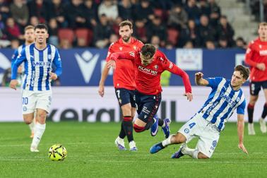 Fotos del choque de la Jornada 17 con triunfo rojillo en El Sadar gracias a los goles de Budimir, por partida doble, y Raúl García de Haro