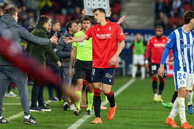 Fotos del choque de la Jornada 17 con triunfo rojillo en El Sadar gracias a los goles de Budimir, por partida doble, y Raúl García de Haro