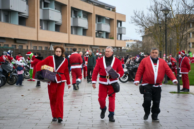 Moteros disfrazados de Papá Noel en Mutilva