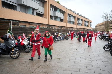 Moteros disfrazados de Papá Noel en Mutilva