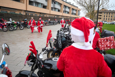 Moteros disfrazados de Papá Noel en Mutilva
