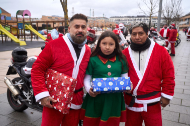Moteros disfrazados de Papá Noel en Mutilva