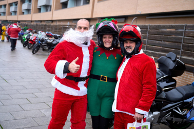 Moteros disfrazados de Papá Noel en Mutilva