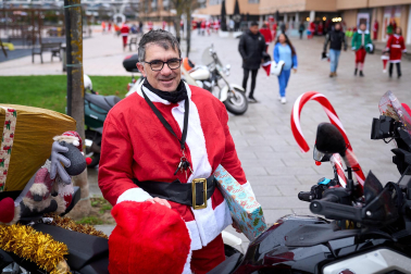 Moteros disfrazados de Papá Noel en Mutilva
