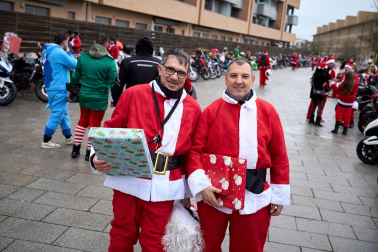 Moteros disfrazados de Papá Noel en Mutilva