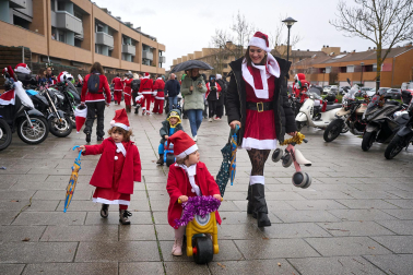Moteros disfrazados de Papá Noel en Mutilva