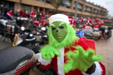Moteros disfrazados de Papá Noel en Mutilva