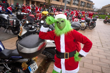 Moteros disfrazados de Papá Noel en Mutilva