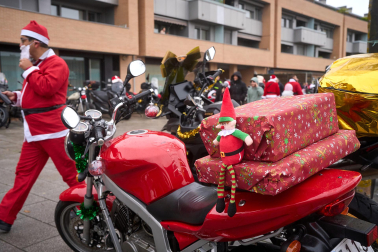 Moteros disfrazados de Papá Noel en Mutilva
