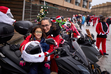 Moteros disfrazados de Papá Noel en Mutilva