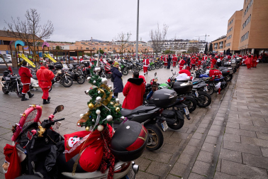 Moteros disfrazados de Papá Noel en Mutilva