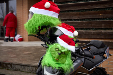 Moteros disfrazados de Papá Noel en Mutilva