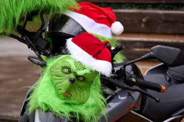 Moteros disfrazados de Papá Noel en Mutilva