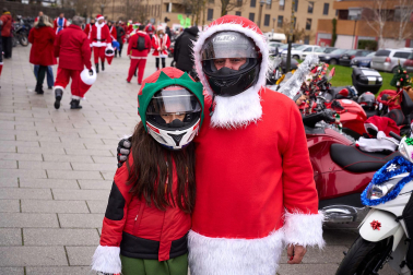 Moteros disfrazados de Papá Noel en Mutilva