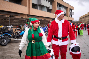 Moteros disfrazados de Papá Noel en Mutilva