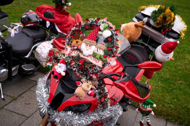 Moteros disfrazados de Papá Noel en Mutilva