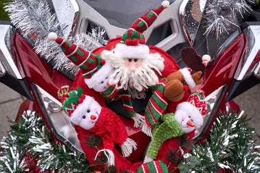 Moteros disfrazados de Papá Noel en Mutilva