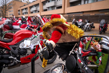 Moteros disfrazados de Papá Noel en Mutilva
