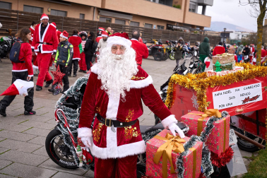 Moteros disfrazados de Papá Noel en Mutilva