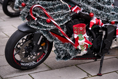 Moteros disfrazados de Papá Noel en Mutilva