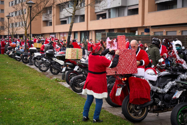Moteros disfrazados de Papá Noel en Mutilva