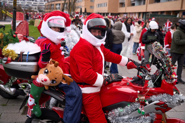 Moteros disfrazados de Papá Noel en Mutilva
