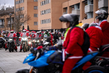 Moteros disfrazados de Papá Noel en Mutilva