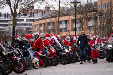 Moteros disfrazados de Papá Noel en Mutilva