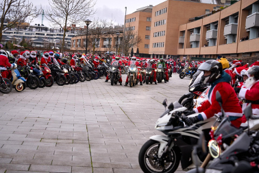 Moteros disfrazados de Papá Noel en Mutilva