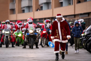 Moteros disfrazados de Papá Noel en Mutilva