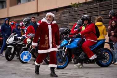 Moteros disfrazados de Papá Noel en Mutilva