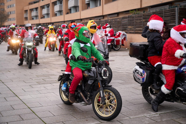 Moteros disfrazados de Papá Noel en Mutilva