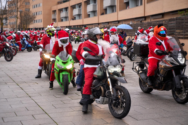Moteros disfrazados de Papá Noel en Mutilva
