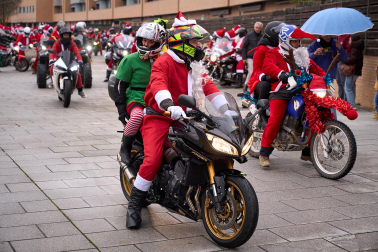 Moteros disfrazados de Papá Noel en Mutilva