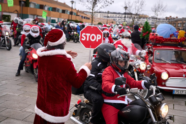 Moteros disfrazados de Papá Noel en Mutilva