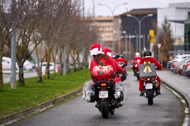 Moteros disfrazados de Papá Noel en Mutilva
