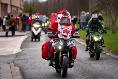 Moteros disfrazados de Papá Noel en Mutilva