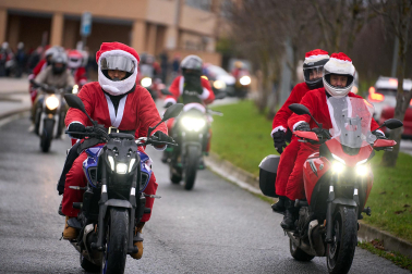 Moteros disfrazados de Papá Noel en Mutilva