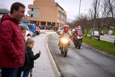 Moteros disfrazados de Papá Noel en Mutilva