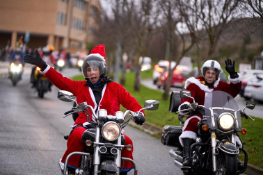 Moteros disfrazados de Papá Noel en Mutilva
