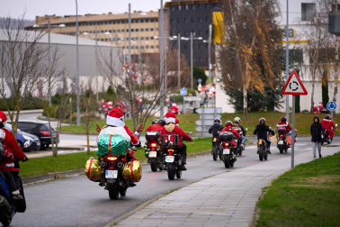 Moteros disfrazados de Papá Noel en Mutilva