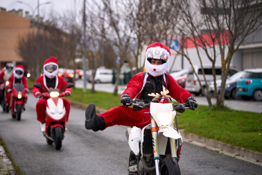 Moteros disfrazados de Papá Noel en Mutilva