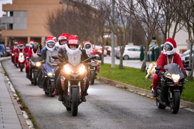 Moteros disfrazados de Papá Noel en Mutilva