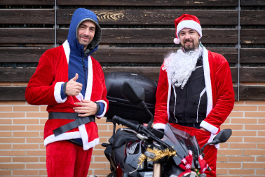 Moteros disfrazados de Papá Noel en Mutilva