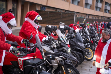 Moteros disfrazados de Papá Noel en Mutilva