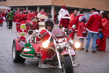 Moteros disfrazados de Papá Noel en Mutilva