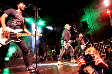 Foto del concierto del grupo de Alfredo Piedrafita (ex de Barricada) en la gira Siempre Barricada en Tudela